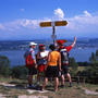 Wanderer auf dem Mont-Vully geniessen den herrlichen Ausblick über auf den Murtensee