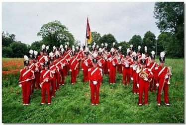 Musikformation in roter Uniform
