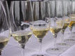Des verres de vins remplis de vins blanc.
